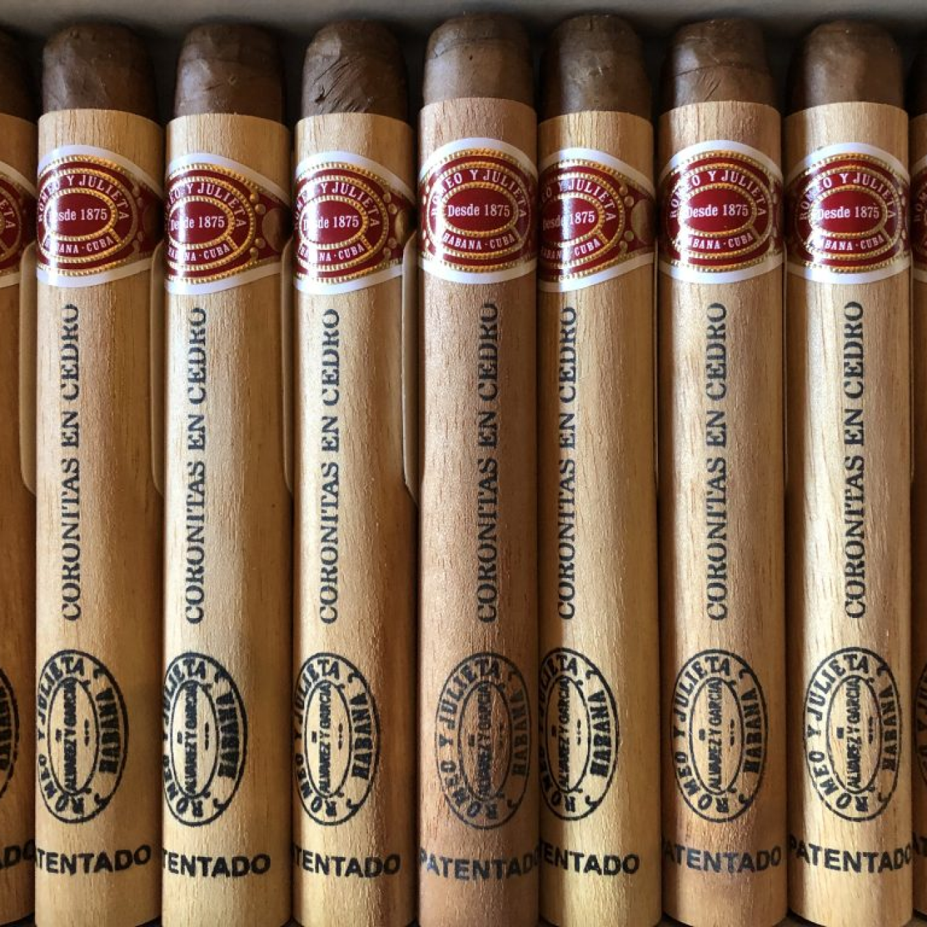 Romeo Y Julieta Coronitas En Cedro