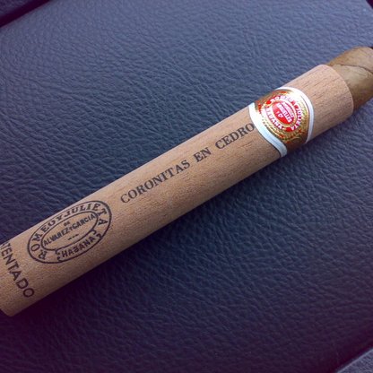 Romeo Y Julieta Coronitas En Cedro